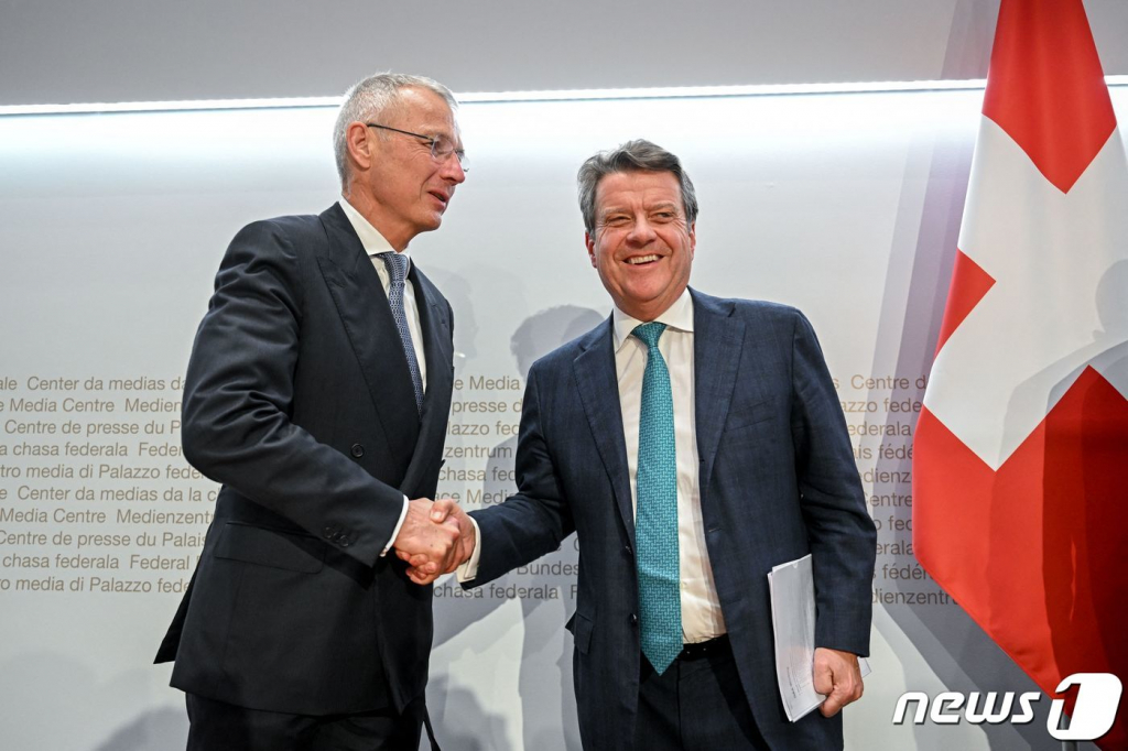 (베른 AFP=뉴스1) 우동명 기자 = 악셀 레만 CS 이사회 의장과 콜름 켈러허 UBS 회장이 19일(현지시간) 베른에서 UBS가 크레디트스위스(CS)를 32억 달러에 인수하는 기자회견을 마친 뒤 악수를 하고 있다.  ⓒ AFP=뉴스1  Copyright ? 뉴스1. All rights reserved. 무단 전재 및 재배포 금지.