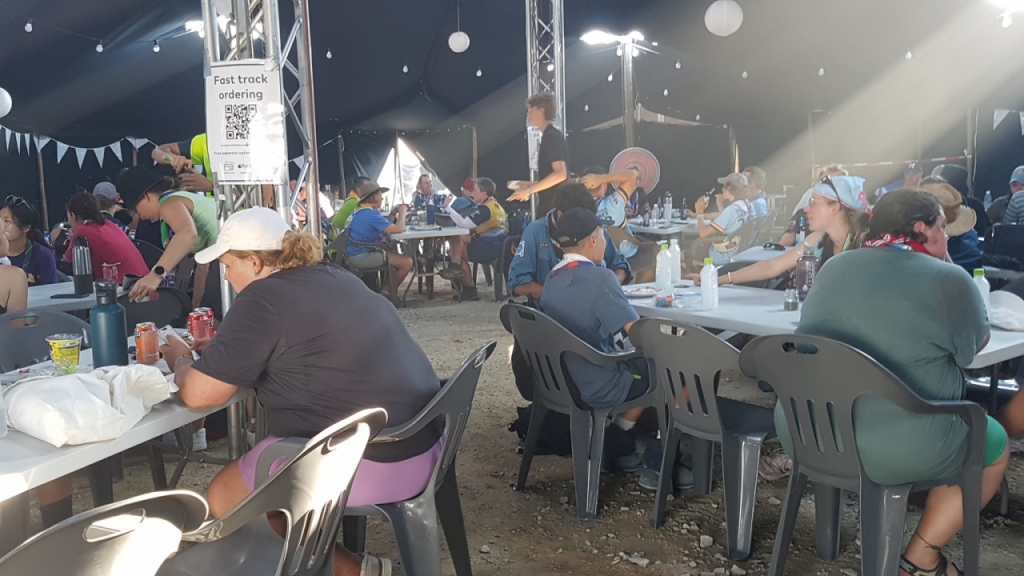 잼버리 델타구역 독일 푸드하우스에서 음식과 음료를 마시며 친교활동을 하고 있는 스카우트 대원들.2023.08.05/사진= 유동주 기자