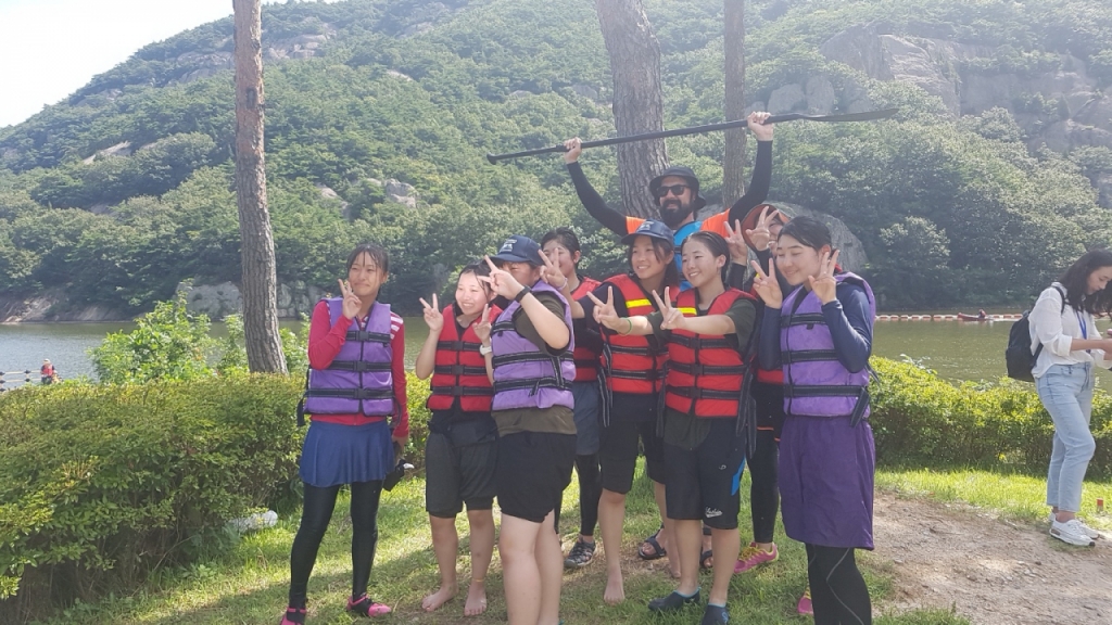 2023 새만금 제25회 세계스카우트잼버리' 참가한 일본 에히메현 스카우트 대원들이전북 부안군 직소천에 마련된 영외 과정 활동장인 물놀이 체험장에서 즐거운 한때를 보낸 뒤 기념사진을 찍고 있다.2023.08.04/사진= 유동주 기자