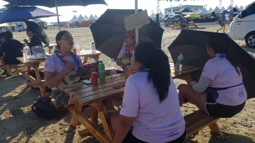 델타구역 푸드하우스 앞에서 칠레 기타 '차랑고'를 치며 같이 노래 부르고 있는 칠레 대원들.2023.08.05/사진= 유동주 기자