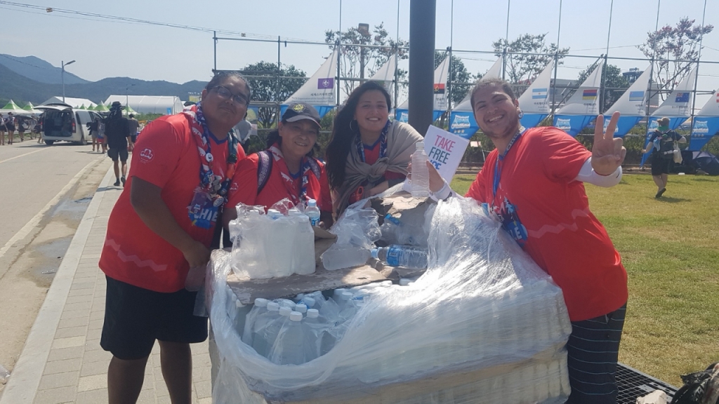 잼버리 델타구역 대집회장에서 지나가는 참가자들에게 얼음 생수 등을 나눠주고 있는 칠레 IST요원들.2023.08.05/사진= 유동주 기자