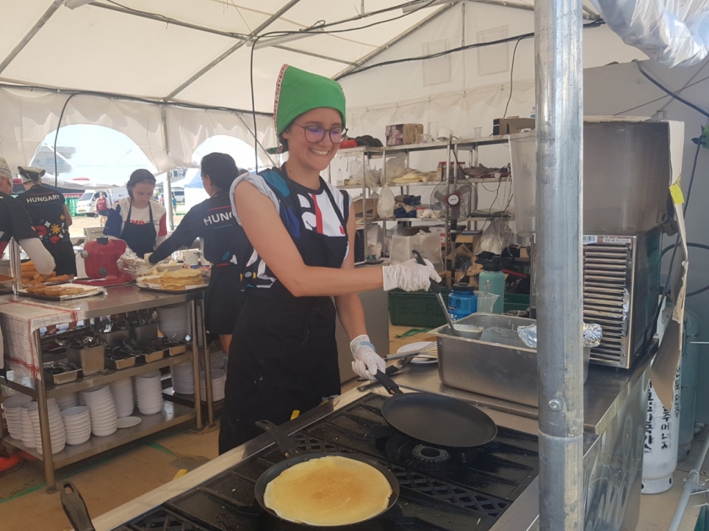 헝가리 IST요원이 잼버리 델타구역 헝가리푸드하우스에서 팬캐이크를 굽고 있다.2023.08.06/사진= 유동주 기자