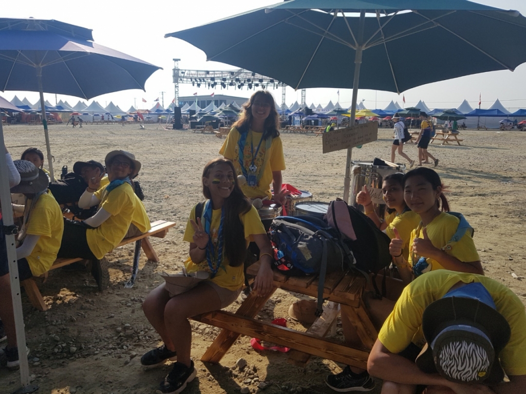 잼버리 델타구역 브라질 푸드하우스 앞 테이블에서 '새만금 갓 탤런트' 공연 준비를 하다가 사진 포즈를 취하고 있는 브라질 대원들.2023.08.06./사진= 유동주 기자