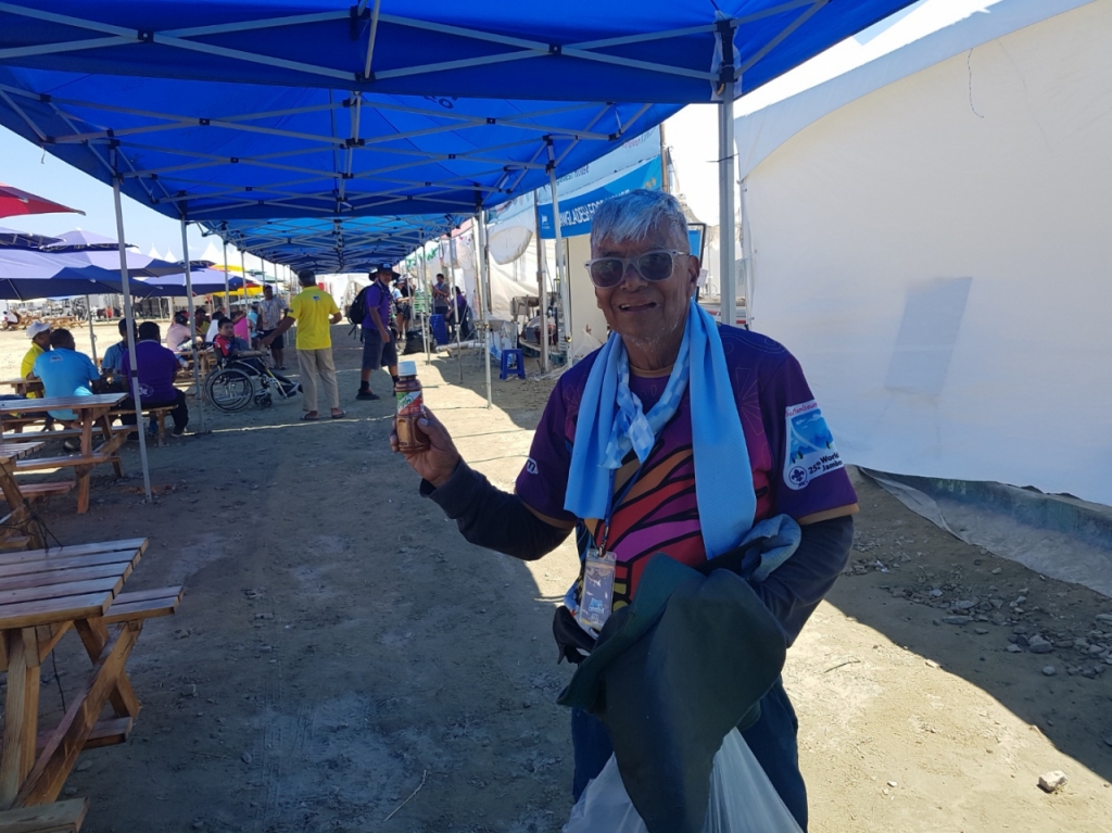 잼버리장 전체 철수가 결정되자 멕시코 대표단이 운영하던 푸드하우스에서 쓰려던 식재료인 멕시칸 고춧가루를 선물하고 다닌 60대 멕시코 IST참가자.2023.08.06/사진= 유동주 기자 