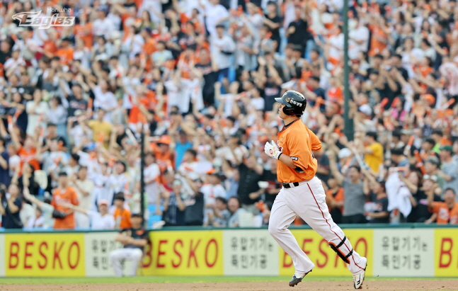 노시환이 타구를 바라보며 1루롤 돌고 있다. /사진=한화 이글스