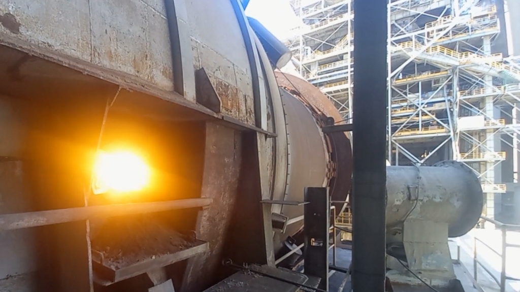 시멘트 원료를 용암으로 녹이는 킬른. 원료를 몇도로 녹이느냐가 나중에 시멘트의 품질을 크게 좌우하다 보니 최소 1450도, 뜨겁게는 2000도 열로 녹인다. 온도가 워낙 중요하니 킬른 뒤로 보이는 프리히터에서 원료를 900도로 먼저 달구고 킬른에 투입한다. 킬른과 프리히터 연료로 유연탄과 순환자원이 쓰인다. /사진=김성진 기자.