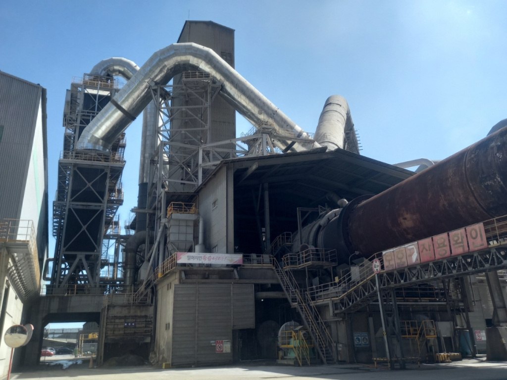 삼표시멘트 삼척 공장 킬른 7호기. 설비 위쪽에 은색 반짝이는 원통형 설비가 용암으로 녹은 원료를 식히고 뜨거워진 바람이 통과하는 덕트들이다. 뜨거워진 바람은 프리히터와 열 발전소에서 재활용된다./사진=김성진 기자.