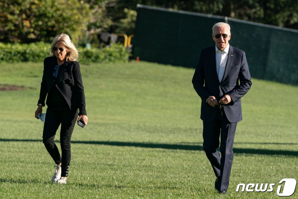 (워싱턴 AFP=뉴스1) 우동명 기자 = 조 바이든 미국 대통령과 부인 질 바이든 여사가 26일(현지시간) 매릴랜드주 캠프 데이비드에서 주말을 보낸 뒤 워싱턴 백악관에 도착을 하고 있다.   ? AFP=뉴스1  