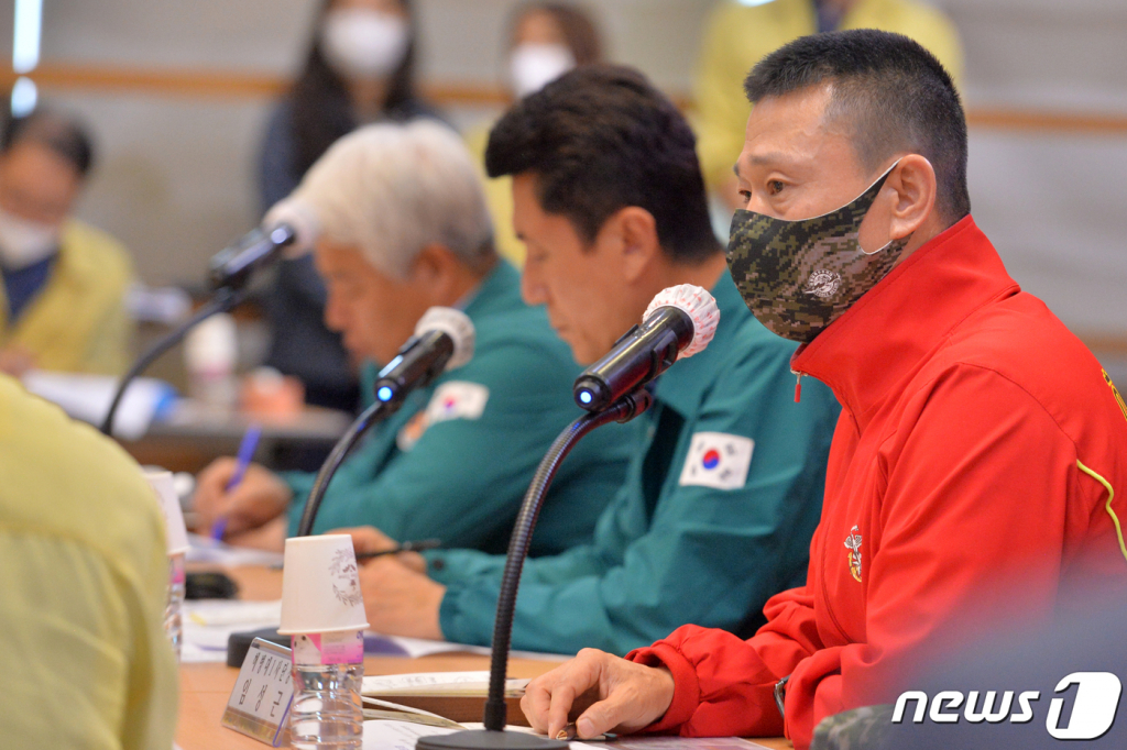 (포항=뉴스1) 최창호 기자 = 임성근 해병대 1사단장이 2022년9월18일 오전 경북 포항시청 대회의실에서 열린 제14호 태풍 난마돌 북상에 따른 유관기관 긴급대책회의에서 "상황 발생시 시민의 생명과 재산을 보호하기 위해 상륙돌격장갑차(KAAV)와 IBS보트를 출동 대기 중"이라고 밝히고 있다. 기상청은 19일 오전 6시부터 난마돌의 영향권에 들어갈 것으로 예상했다. 2022.9.18/뉴스1 Copyright ? 뉴스1. All rights reserved. 무단 전재 및 재배포 금지.