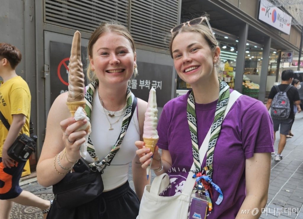 14일 서울 중구 명동을 방문한 아일랜드인 애니 던리씨(20)와 그레이스 몰런씨(21). 새만금 세계스카우트대회 잼버리를 마치고 명동 관광에 나섰다./사진=정세진 기자