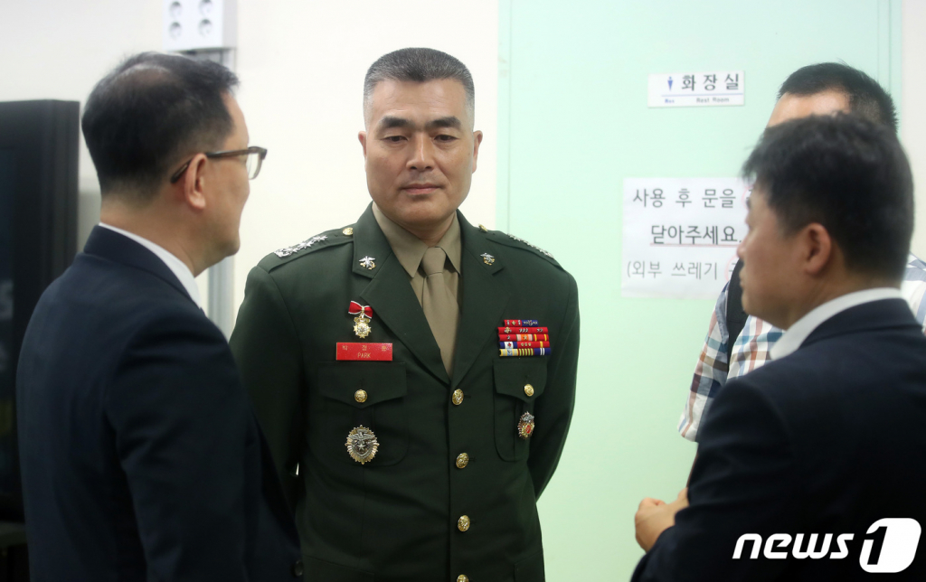 (서울=뉴스1) 이동해 기자 = 지난달 집중호우 피해 실종자 수색작전 중 순직한 고(故) 채수근 상병 사고 조사결과 보고서를 경찰에 이첩했던 박정훈 전 해병대 수사단장(대령)이 11일 서울 용산구 국방부 후문 민원실에서 국방부 검찰단에 출석하기 전 변호사들과 대화를 하고 있다. 박 전 해병대 수사단장은 기자단에 입장문을 보내 국방부 검찰단의 소환조사에 응하지 않겠다고 밝혔다. 2023.8.11/뉴스1 Copyright ? 뉴스1. All rights reserved. 무단 전재 및 재배포 금지.