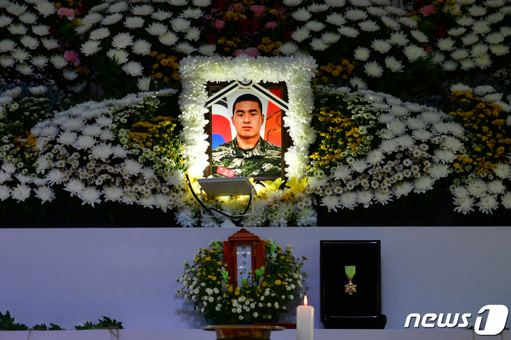 (포항=뉴스1) 최창호 기자 = 21일 오후 해병대 1사단 내 김대식 관에 마련된 고 채수근 상병의 빈소 영정 앞에 정부가 추서한 보국훈장 광복장이 놓여져 있다. 해병대 관계자는 "광복장은 국가안보와 재난 상황에서 맡은 바 임무를 수행한 공을 인정받았다"고 밝혔다.2023.7.21/뉴스1 Copyright ? 뉴스1. All rights reserved. 무단 전재 및 재배포 금지.