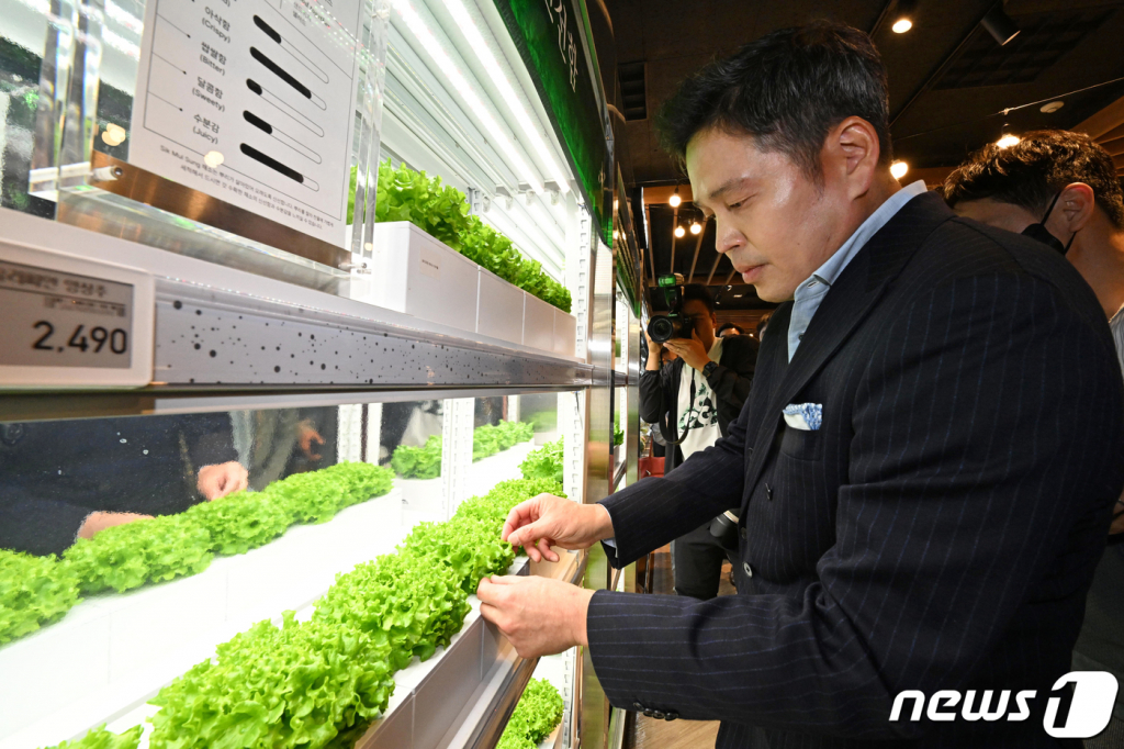 정용진 신세계 부회장이 5월 3일 리뉴얼 된 인천 이마트 연수점을 찾아 스마트팜 코너를 살펴보고 있다.   /사진=뉴스1