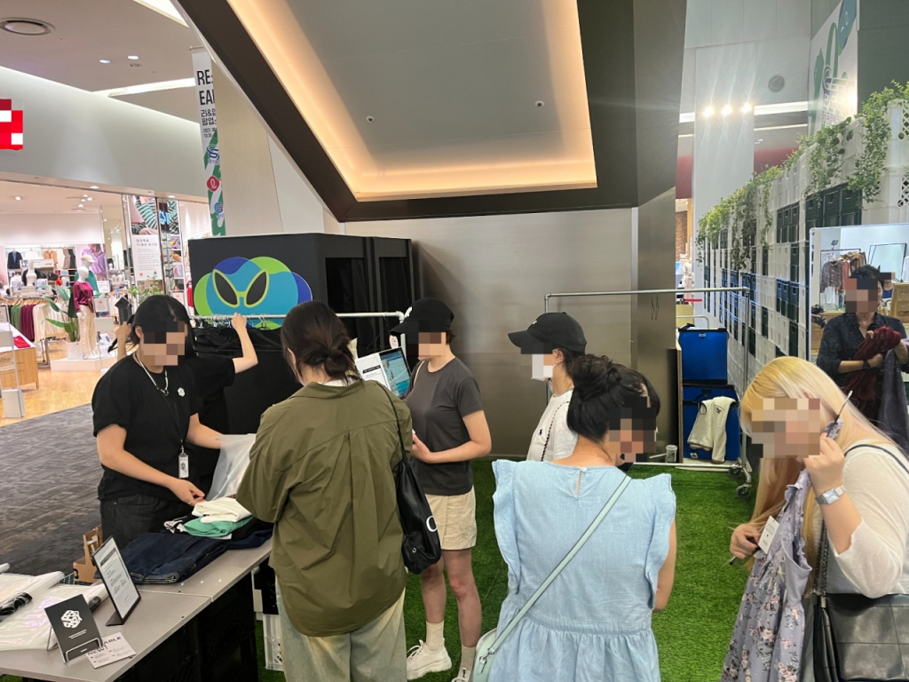 'RE:EARTH 업사이클 플리마켓'에서 고객들이 상품을 구매하고 있다/사진= 임찬영 기자