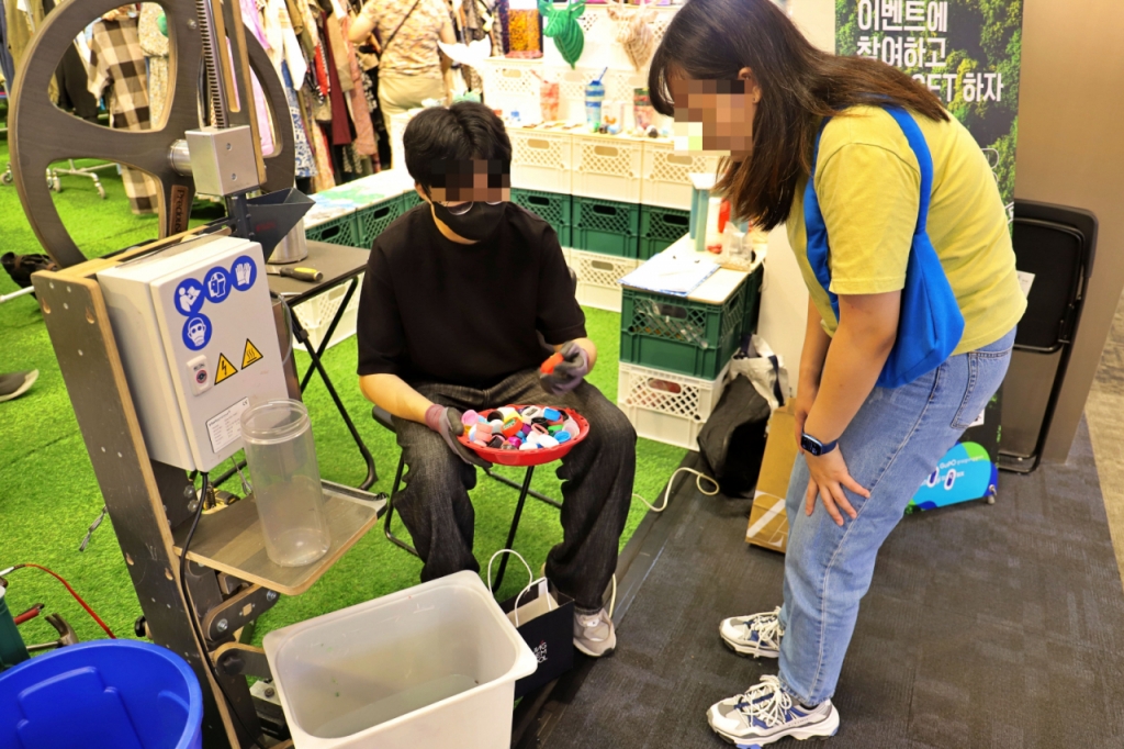 롯데마트 리얼스 리&업사이클 팝업스토어에서 폐플라스틱 활용한 금형 화분 제작 체험을 하고 있는 고객의 모습/사진= 롯데마트 제공