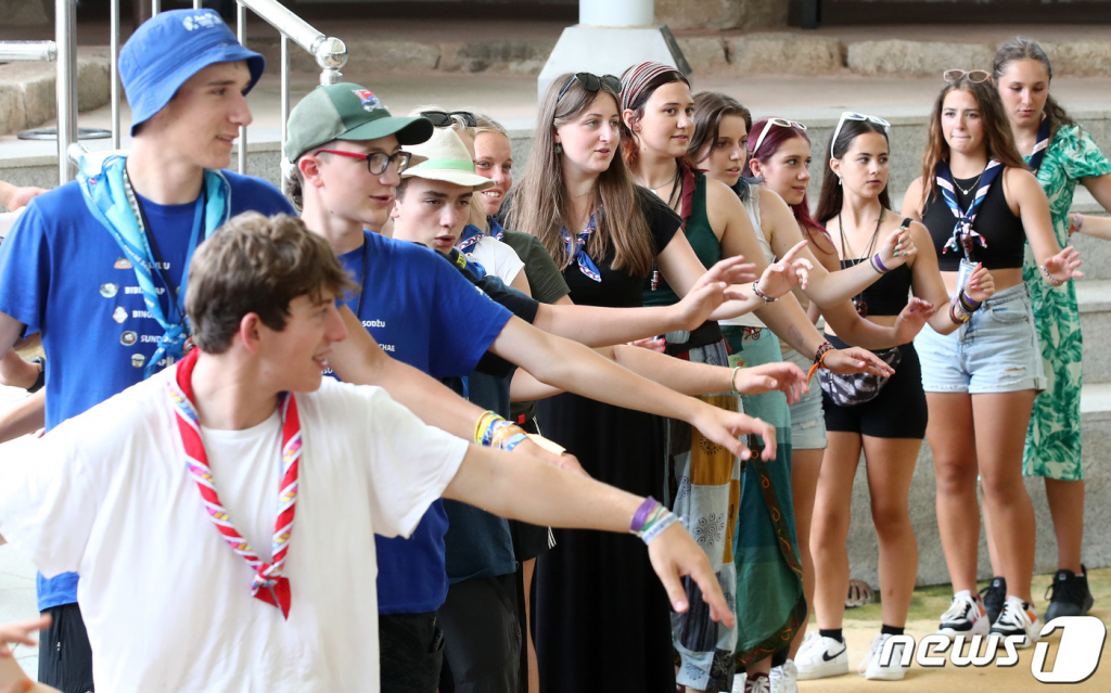 (안동=뉴스1) 공정식 기자 = '2023 새만금 세계 스카우트 잼버리' 공식 일정을 마친 체코와 루마니아 스카우트 대원 100여 명이 13일 오후 경북 안동시 풍천면 하회마을 하회별신굿탈놀이 공연장을 찾아 탈춤 동작을 따라하며 즐거운 시간을 보내고 있다.  이들은 잼버리 공식 일정을 마친 이후에도 경북 주요 문화유산을 탐방하며 한국문화 체험을 이어가고 있다. 2023.8.13/뉴스1  Copyright ? 뉴스1. All rights reserved. 무단 전재 및 재배포 금지.