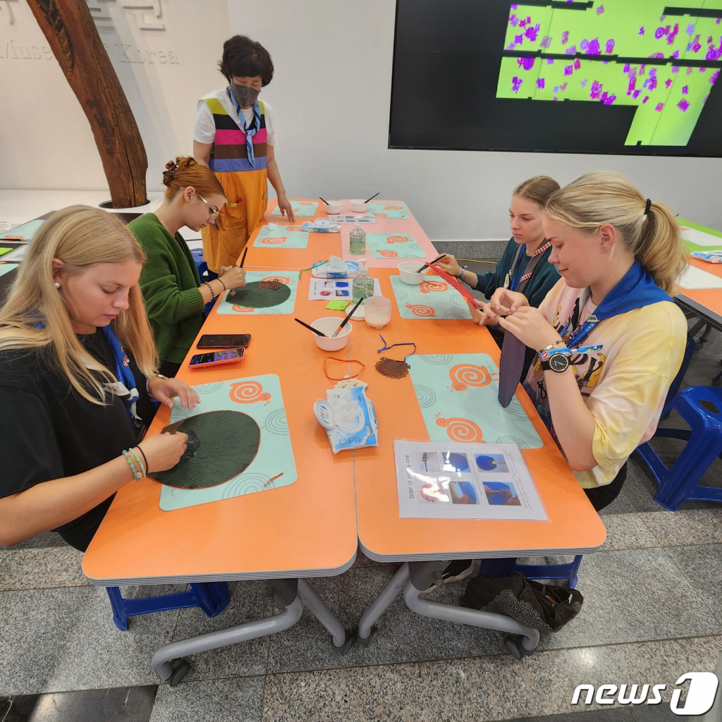 (서울=뉴스1) = 에스토니아, 오스트리아 스카우트 대원들이 12일 개별적으로 국립민속박물관을 방문해 전시를 관람한 후 부채를 만들고 있다. (문화체육관광 제공)2023.8.12/뉴스1  Copyright ? 뉴스1. All rights reserved. 무단 전재 및 재배포 금지.