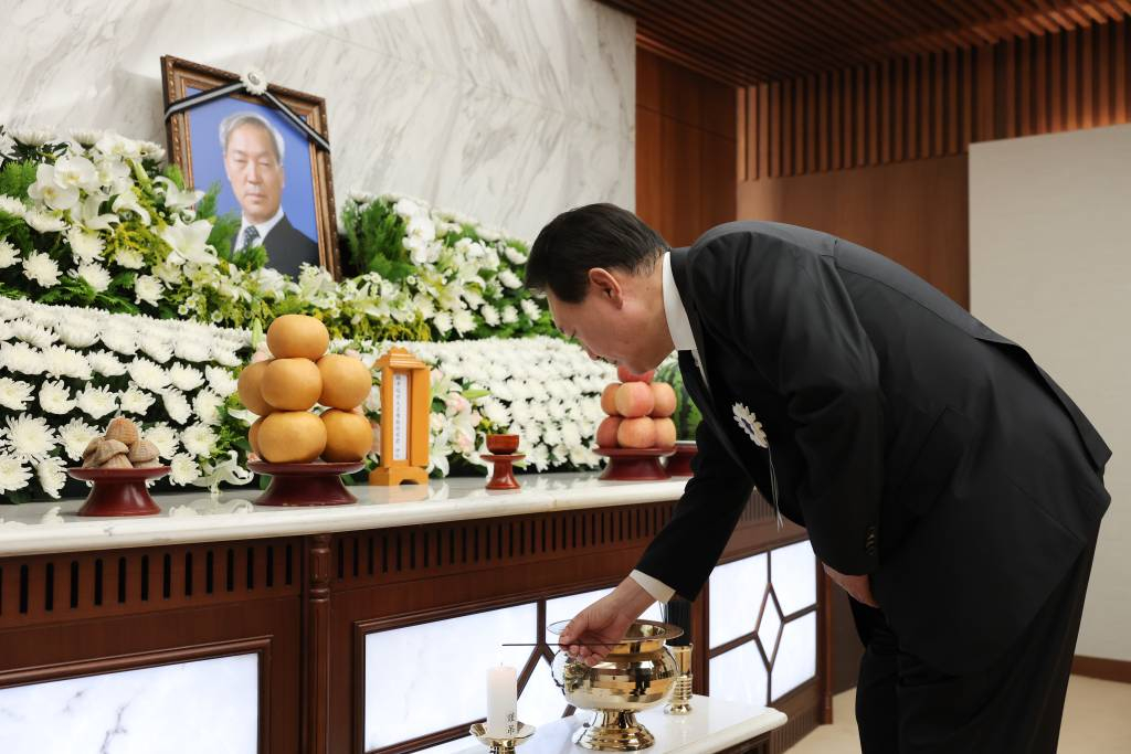 [서울=뉴시스] 윤석열 대통령이 15일 서울 서대문구 신촌세브란스병원 장례식장에 마련된 부친 고 윤기중 연세대 명예교수 빈소에서 분향하고 있다. (사진=대통령실 제공) 2023.08.15. *재판매 및 DB 금지