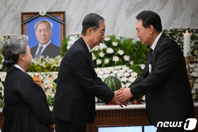 (서울=뉴스1) 오대일 기자 = 윤석열 대통령이 15일 오후 서울 서대문구 신촌세브란스병원 장례식장에 마련된 부친 고 윤기중 연세대 명예교수의 빈소에서 한덕수 국무총리 내외의 조문을 받고 있다. (대통령실 제공). 2023.8.15/뉴스1  Copyright (C) 뉴스1. All rights reserved. 무단 전재 및 재배포 금지.