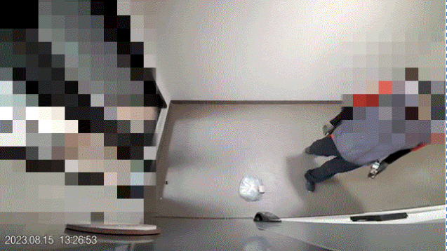 배달 기사가 포장된 음식을 발로 차는 모습. /사진=온라인 커뮤니티 '에펨코리아' 캡처