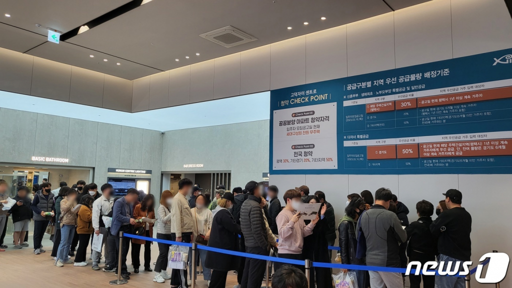 지난 3월 GS건설 컨소시엄 '고덕자이 센트로' 견본주택에 방문객들이 입장을 위해 줄을 서있다. /사진=뉴스1(GS건설)