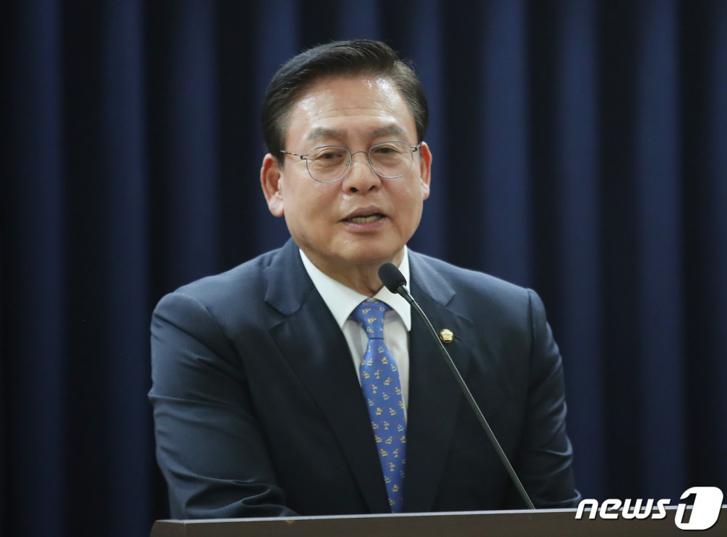 (서울=뉴스1) 임세영 기자 = 정우택 국회부의장이 15일 오후 서울 여의도 국회 의원회관에서 열린 국방과학기술 활용과 방위산업 혁신생태계 구축방안 정책세미나에서 축사를 하고 있다. 2023.5.15/뉴스1  Copyright ? 뉴스1. All rights reserved. 무단 전재 및 재배포 금지.