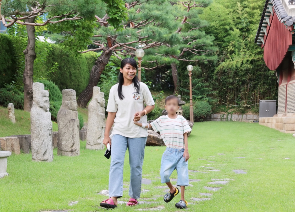 수술받고 회복한 미카엘이 어머니(왼쪽)와 함께 야외에서 산책을 하고 있다. /사진=세브란스병원