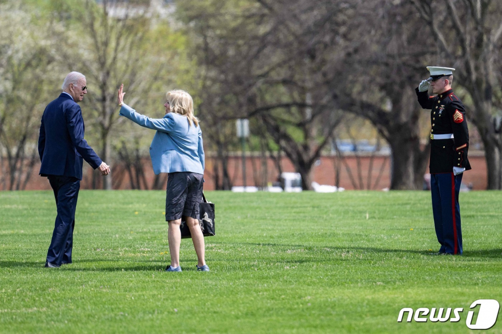 (워싱턴 AFP=뉴스1) 우동명 기자 = 조 바이든 미국 대통령과 부인 질 바이든 여사가 6일 (현지시간) 매릴랜드주 캠프 데이비드에서 주말을 보내기 위해 워싱턴 백악관 인근 포트 맥네어서 전용 헬기를 타러 가고 있다.  ⓒ AFP=뉴스1  Copyright ? 뉴스1. All rights reserved. 무단 전재 및 재배포 금지.