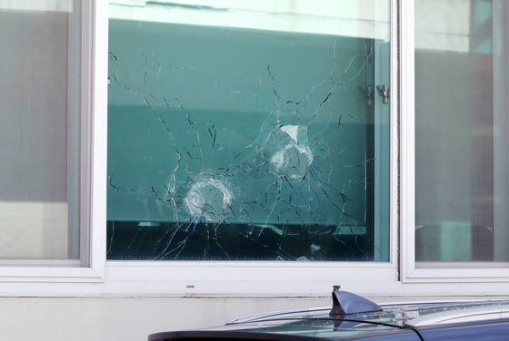 = 21일 오전 9시15분쯤 경북 봉화군 소천면사무소에서 발생한 엽총 난사 사고로 공무원 2명이 숨지고 민간인 1명이 부상했다. 사고가 난 면사무소 유리창에 탄흔이 선명하다. 경찰은 "피의자는 이날 오전 파출소에서 유해조수 수렵을 위해 엽총을 받아 나간 것으로 파악됐다"고 말했다.2018.8.21/뉴스1  