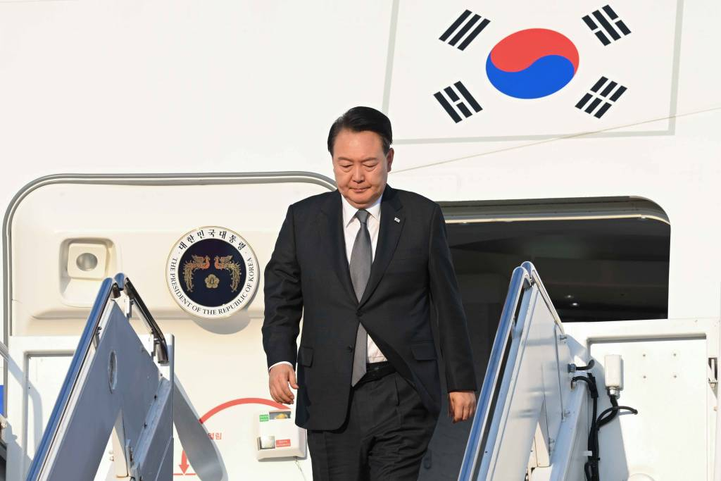 [워싱턴=뉴시스] 전신 기자 = 한미일 정상회의 참석을 위해 미국을 방문한 윤석열 대통령이 17일(현지시간) 워싱턴DC 인근 앤드루스 공군기지에 도착해 공군 1호기에서 내리고 있다. (공동취재) 2023.08.18.