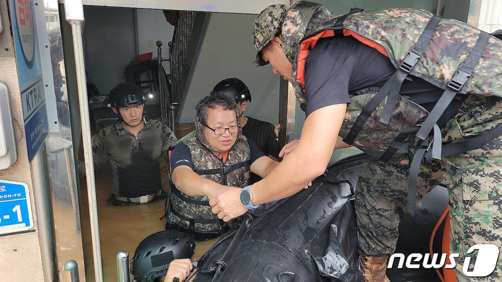 (서울=뉴스1) = 특전사 13특수임무여단의 재난신속대응부대 장병들이 15일 오후 충북 청주시 흥덕구 일대에서 폭우로 인해 고립된 주민들을 대상으로 수색·구조작전을 수행하고 있다. (육군 제공) 2023.7.15/뉴스1  Copyright ? 뉴스1. All rights reserved. 무단 전재 및 재배포 금지.