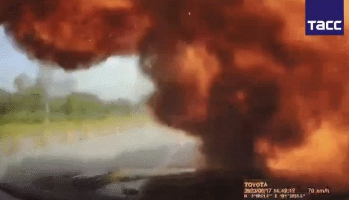 17일 말레이시아 중부 셀랑고르주 외곽 지역에서 발생한 소형 여객기 추락 사고 영상 캡처. /사진=현지 매체 트위터 영상 갈무리