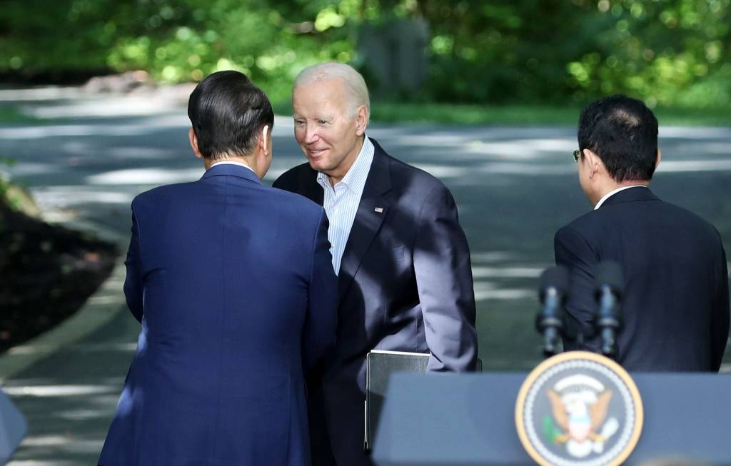 [캠프 데이비드=뉴시스] 전신 기자 = 윤석열 대통령이 18일(현지시간) 메릴랜드주에 위치한 미국 대통령 별장 캠프 데이비드에서 열린 한미일 공동기자회견을 마친 뒤 조 바이든 미국 대통령과 악수하고 있다. 오른쪽은 기시다 후미오 일본 총리. 2023.08.19.