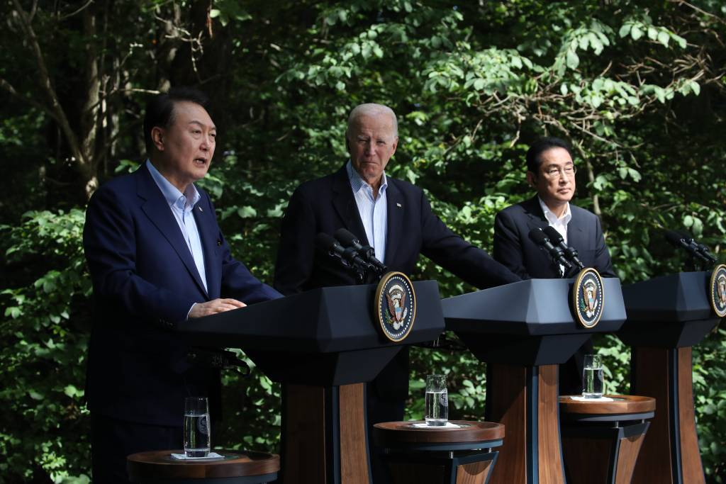 [캠프 데이비드=뉴시스] 전신 기자 = 윤석열 대통령이 18일(현지시간) 메릴랜드주에 위치한 미국 대통령 별장 캠프 데이비드에서 열린 한미일 정상회의를 마친 뒤 조 바이든 미국 대통령, 기시다 후미오 일본 총리와 공동기자회견을 하고 있다. 2023.08.19.