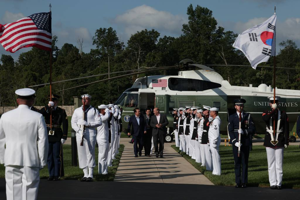 [캠프 데이비드=뉴시스] 전신 기자 = 윤석열 대통령이 18일(현지시간) 메릴랜드주에 위치한 미국 대통령 별장 캠프 데이비드에 도착하고 있다. (공동취재) 2023.08.19.