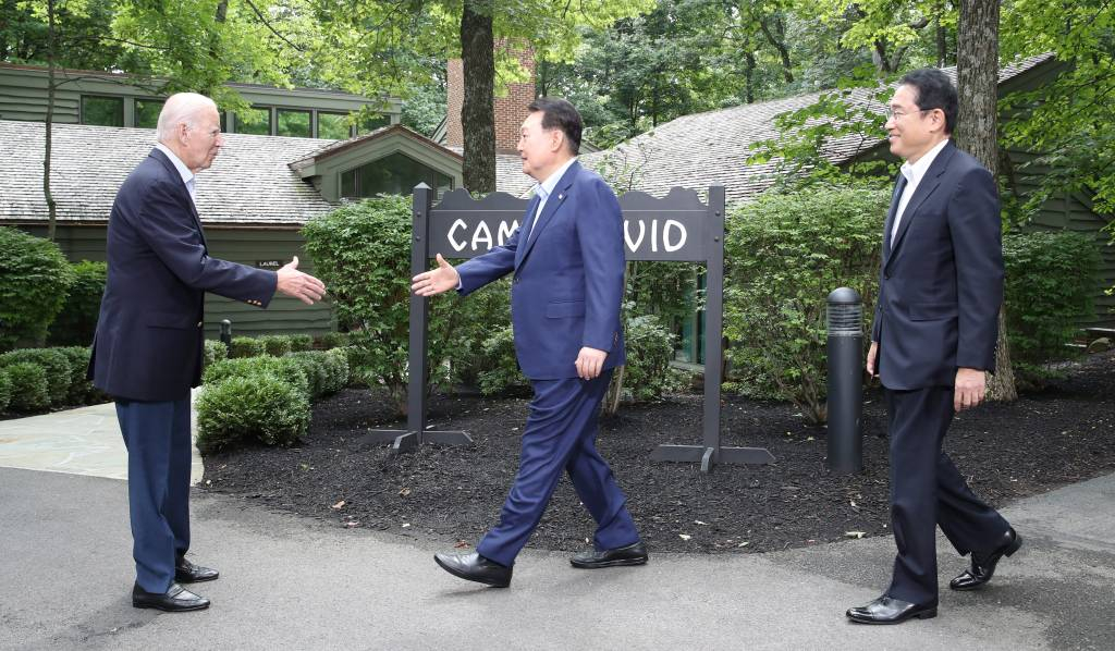 [캠프 데이비드=뉴시스] 전신 기자 = 윤석열 대통령이 18일(현지시간) 메릴랜드주에 위치한 미국 대통령 별장 캠프 데이비드에서 조 바이든 미국 대통령과 악수하고 있다. 오른쪽은 기시다 후미오 일본 총리. 2023.08.19.