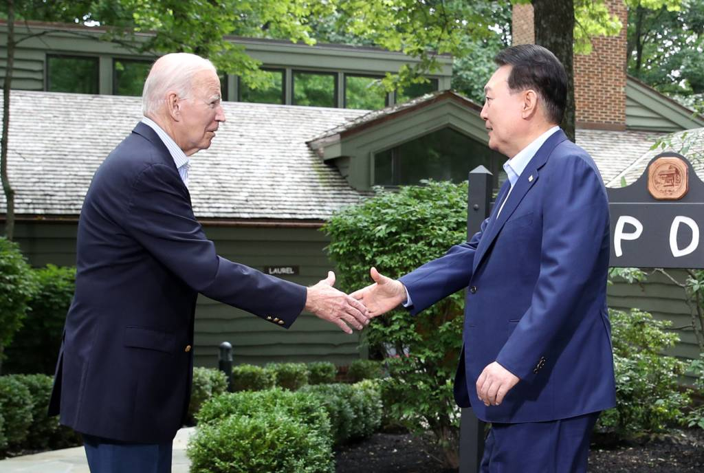 [캠프 데이비드=뉴시스] 전신 기자 = 윤석열 대통령이 18일(현지시간) 메릴랜드주에 위치한 미국 대통령 별장 캠프 데이비드에서 한미일 정상회의에 앞서 조 바이든 미국 대통령과 악수하고 있다. 2023.08.19.