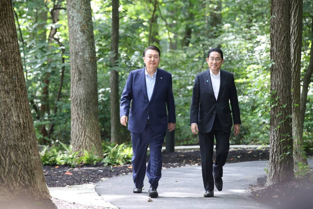 [캠프 데이비드=뉴시스] 전신 기자 = 윤석열 대통령과 기시다 후미오 일본 총리가 18일(현지시간) 메릴랜드주에 위치한 미국 대통령 별장 캠프 데이비드에서 한미일 정상회의에 앞서 기념촬영을 하기 위해 이동하고 있다. 2023.08.19.