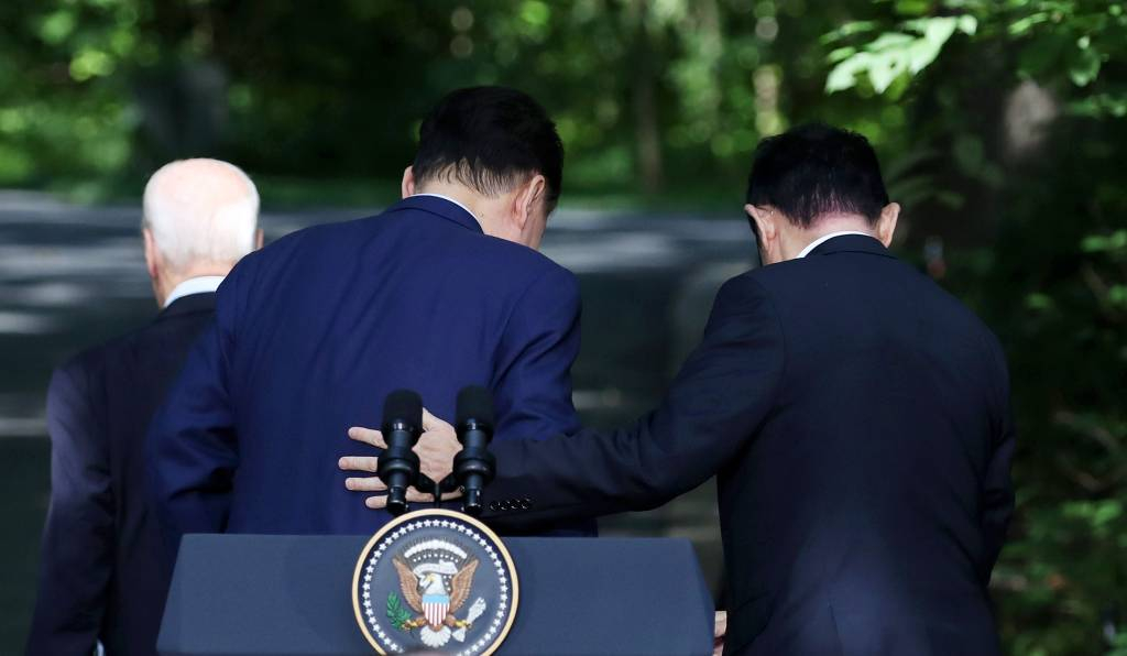 [캠프 데이비드=뉴시스] 전신 기자 = 윤석열 대통령이 18일(현지시간) 메릴랜드주에 위치한 미국 대통령 별장 캠프 데이비드에서 열린 한미일 공동기자회견을 마친 뒤 조 바이든 미국 대통령, 기시다 후미오 일본 총리와 이동하고 있다. 2023.08.19.