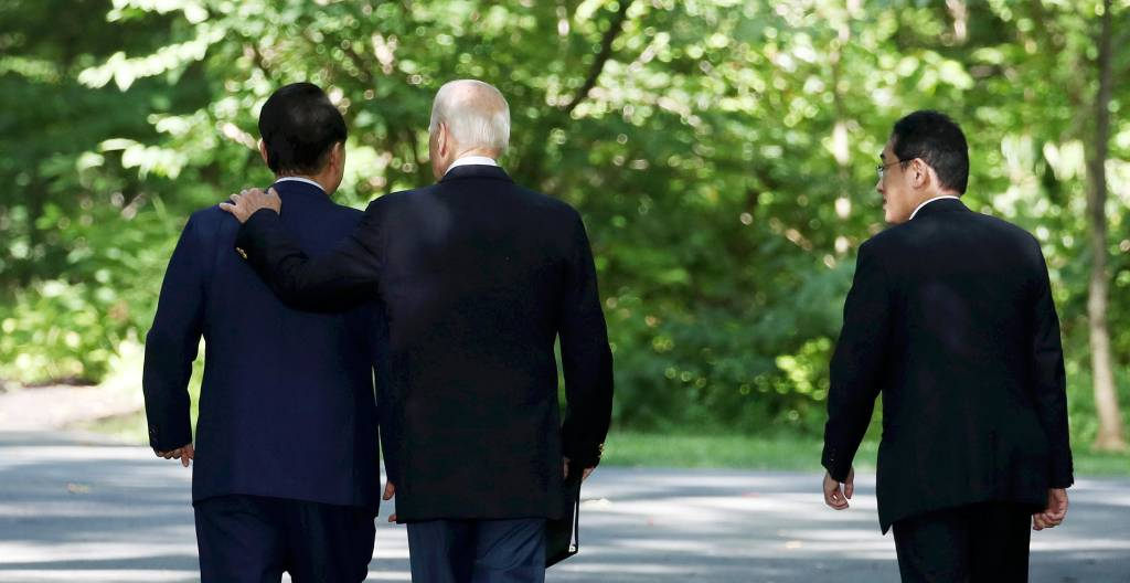 [캠프 데이비드=뉴시스] 전신 기자 = 윤석열 대통령이 18일(현지시간) 메릴랜드주에 위치한 미국 대통령 별장 캠프 데이비드에서 열린 한미일 공동기자회견을 마친 뒤 조 바이든 미국 대통령, 기시다 후미오 일본 총리와 이동하고 있다. 2023.08.19.