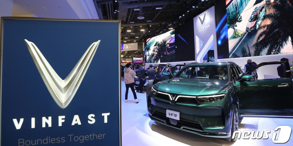 (라스베이거스(미국)=뉴스1) 임세영 기자 = 세계 최대 가전·IT(정보기술) 박람회 CES 2023 개막 이틀째인 6일(현지시간) 미국 네바다주 라스베이거스 컨벤션센터(LVCC) 웨스트홀에 마련된 베트남 빈패스트 전시관에서 관람객들이 전기차를 살펴보고 있다. 2023.1.7/뉴스1  Copyright ? 뉴스1. All rights reserved. 무단 전재 및 재배포 금지.