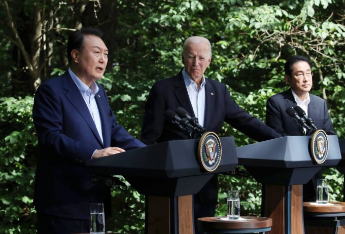 [캠프 데이비드=뉴시스] 전신 기자 = 윤석열 대통령이 18일(현지시간) 메릴랜드주에 위치한 미국 대통령 별장 캠프 데이비드에서 열린 한미일 정상회의를 마친 뒤 조 바이든 미국 대통령, 기시다 후미오 일본 총리와 공동기자회견을 하고 있다. 2023.08.19.
