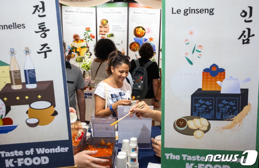 (파리=뉴스1) 이준성 기자 = 한국의 식문화 전반을 알리는 ‘2023 파리 케이 푸드 페어(K-Food Fair)’가 1일(현지 시각) 프랑스 파리 루브르 박물관 지하 컨벤션센터 카루젤 관(Les?Salles?du?Carrousel)에서?열려 참석한 한 방문객이 김치를 맛 보고 있다.   농림축산식품부가 주관하고 한국농수산식품유통공사(aT) 파리지사가 주최한 이번 행사는 한국 식문화를 기반으로 한?K-Food?전시, 시식, 체험할 수 있는 대규모 행사로 총 14개의?K-Food?현지 브랜드·외식업체·한인마트 등이 참가했다. 2023.7.2/뉴스1  Copyright ? 뉴스1. All rights reserved. 무단 전재 및 재배포 금지.