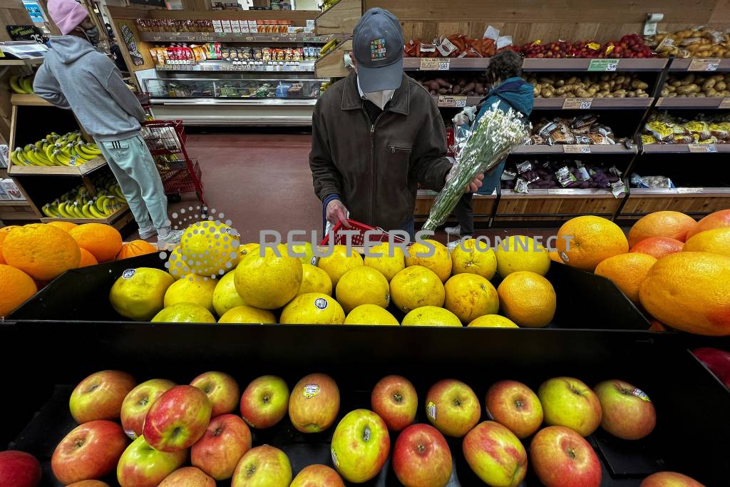 A person shops at a Trader Joe's grocery store in the Manhattan borough of New York City, New York, U.S., March 10, 2022. /로이터=뉴스1