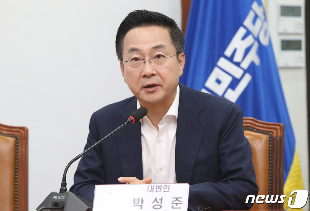 박성준 더불어민주당 대변인이  2일 오전 서울 여의도 국회에서 조정식 사무총장 기자간담회에서 발언을 하고 있다. 2023.7.2/뉴스1 