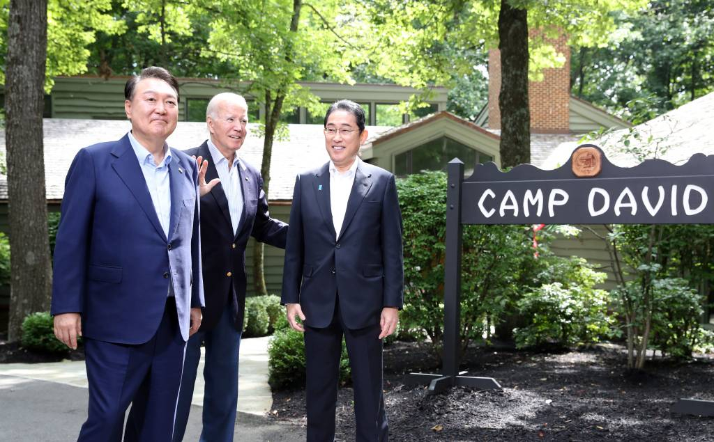 [캠프 데이비드=뉴시스] 전신 기자 = 윤석열 대통령이 18일(현지시간) 메릴랜드주에 위치한 미국 대통령 별장 캠프 데이비드에서 한미일 정상회의에 앞서 조 바이든 미국 대통령, 기시다 후미오 일본 총리와 만나 기념촬영하고 있다. 2023.08.19.
