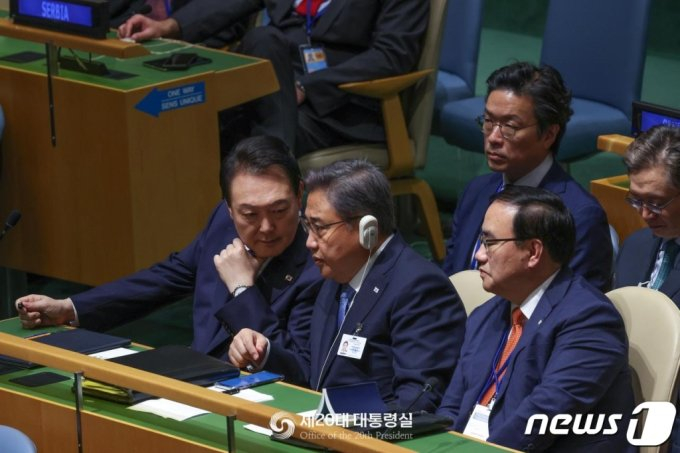 (서울=뉴스1) 오대일 기자 = 윤석열 대통령이 20일(현지시간) 미국 뉴욕에서 열린 제77차 유엔총회 첫 세션에서 박진 외교장관과 대화를 나누고 있다. (대통령실 홈페이지) 2022.9.21/뉴스1 Copyright (C) 뉴스1. All rights reserved. 무단 전재 및 재배포 금지.