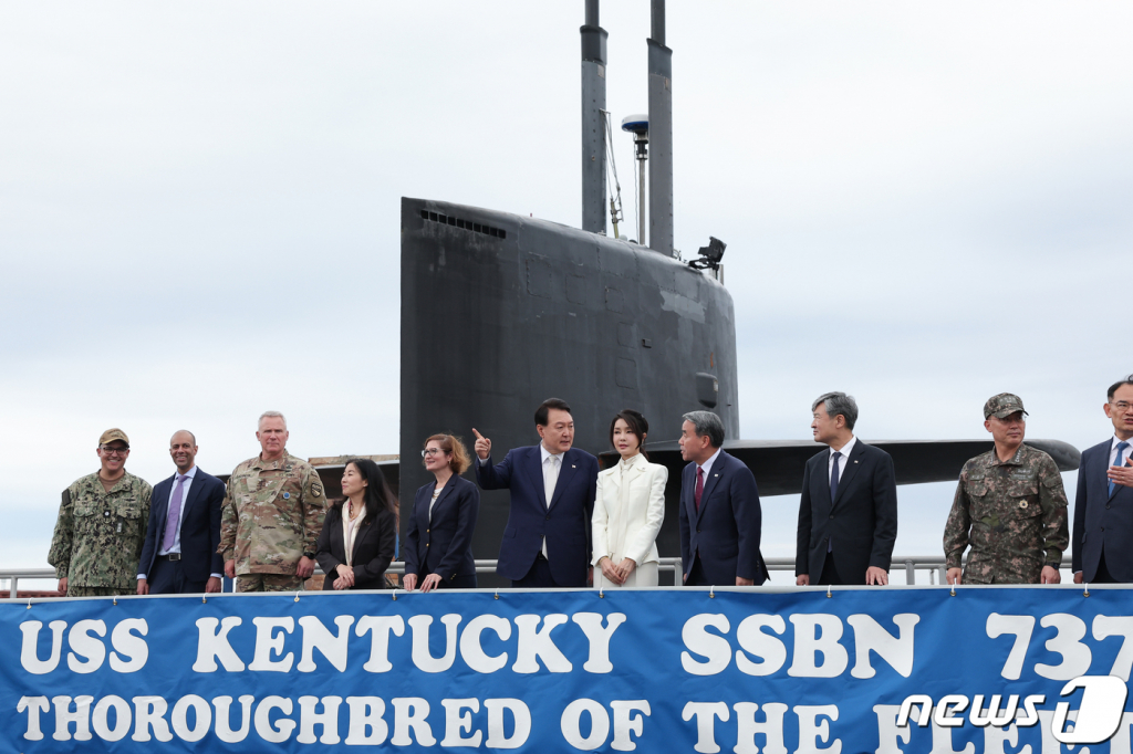 (서울=뉴스1) 오대일 기자 = 윤석열 대통령과 김건희 여사가 19일 부산 남구 해군작전사령부 부산작전기지를 방문해 미국 오하이오급 핵추진 탄도유도탄 잠수함 켄터키함에 승함하고 있다. (대통령실 제공) 2023.7.19/뉴스1  Copyright ? 뉴스1. All rights reserved. 무단 전재 및 재배포 금지.