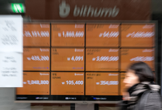 = 7일 오후 서울 중구의 한 가상화폐 거래소 전광판에 가상화폐 시세가 표시돼 있다. 2018.1.7/뉴스1  