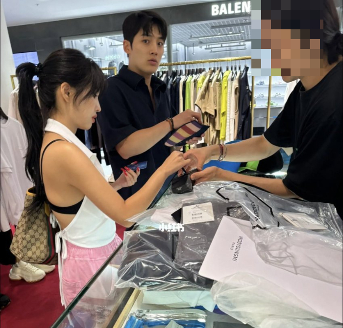 백화점 쇼핑 도중 포착된 (여자)아이들 소연과 문세훈 /사진=온라인 커뮤니티 캡처
